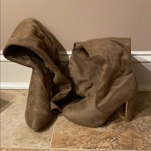 Taupe Over The Knee Heels w. Gold Accent Size 6